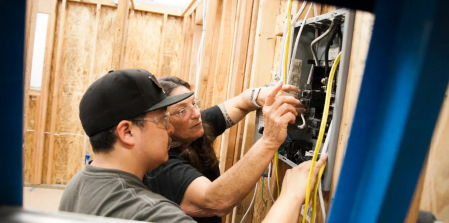 How to Become an Electrician with High Pay